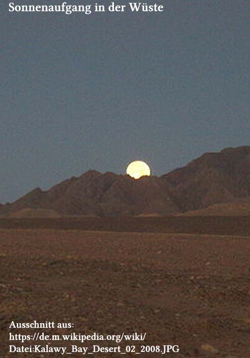 Eine dunkle Gebirgslandschaft mit der aufgehenden Sonne am Ostpunkt. Davor trockene Geröllfelder.